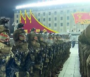 북한 열병식에 ICBM 빠져..규모도 축소