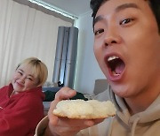 김민기, ♥홍윤화와 소보루빵 반반? "정말 귀엽다" 애정 폭발[SNS★컷]