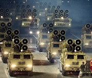 北 김정은 참석 열병식 확인 '핵 무력' 거듭 과시
