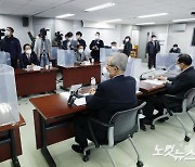 김종인, 의사협회 찾아 코로나19 대응 및 백신 접종 계획 관련 간담회