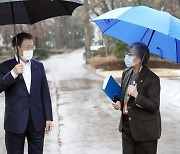 文대통령 "정은경 청장, 백신 접종 전권갖고 전부처 지휘하라"