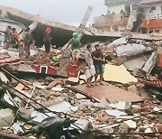 이틀째 강진에 30여 명 사망.."더 큰 지진 온다"
