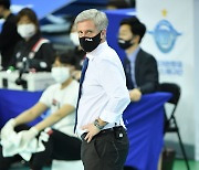 코트 위 불같은 산틸리 감독, 정지석-임동혁 조련한 부드러운 '면담 리더십'