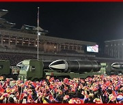 북, 3개월만에 몸집 커진 새 SLBM 공개..전술핵용 미사일도 등장(종합2보)