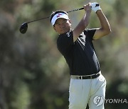 PGA 투어 소니오픈 1라운드서 티샷하는 최경주