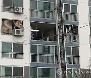 가스폭발로 부서진 아파트 유리창