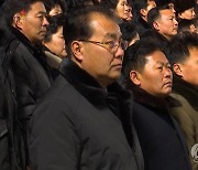 열병식 구경하는 북한 주민들, '노 마스크'