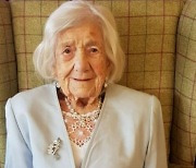 코로나 이겨내 106번째 생일 맞이한 영국 할머니
