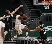 [NBA] 미들턴의 결정적인 '3점슛 2방!' MIL, DAL 잡고 4연승 질주