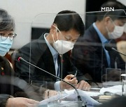 문 대통령 "질병청장이 백신 접종 지휘"..보관·유통은 국방부가 책임