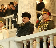 더 강력해진 신형 SLBM.. 북한 '야간열병식' 무기 자랑