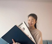 류이서, ♥전진과 결혼 앨범에 함박미소 "다시 보니 좋아" [SNS★컷]