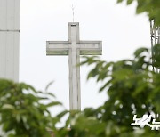 [속보]"정규 예배·미사·법회 등 대면 허용..수도권 좌석 10%"