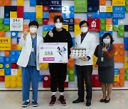 롯데 김원중, 다시 선행 펼쳐..소아암 환아 위한 기부금 전달