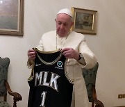 프란치스코 교황, NBA 애틀랜타의 킹 목사 유니폼에 축복