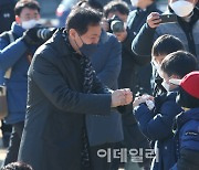 [포토]서울시장 출마, '어린이들과 인사하는 오세훈'