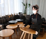 [포토]두 달 만에 홀 영업 재개하는 카페..손님맞이 준비 분주