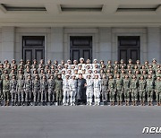 북한 김정은, 열병식 참가 인민군 장병과 기념사진 촬영