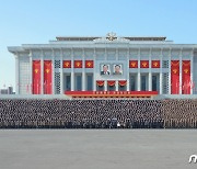 북한 김정은, 제8차 당 대회 방청자와 기념사진