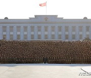 호위·안전·보위 부문 장병과 기념사진 찍는 북한 김정은