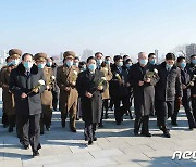 만수대 동상 찾은 북한 최고인민회의 참가 대의원