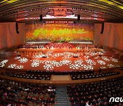 제8차 당 대회 기념 경축 공연 관람한 북한 원로