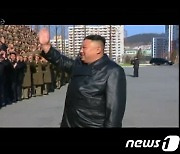 북한 김정은 총비서, 제8차 당 대회 방청자들과 기념사진