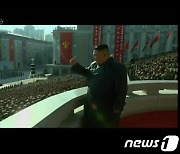 북한 김정은 '엄지척'..열병식 참가자와 기념 촬영