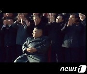 제8차 당 대회 방청자와 기념사진 찍는 북한 김정은