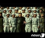 당 대회 기념 열병식 참가자와 사진 찍는 북한 김정은
