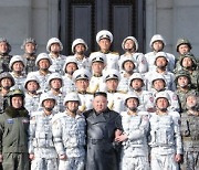 총비서 김정은, 인민군 장병들과 팔짱 끼며 '내부결속 다지기'