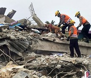 인도네시아 구조대 "계속 시신만 발견".. 규모 6.2 강진 사망자 77명으로 늘어