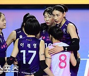 3연승 거두고 후배들 격려하는 김연경 [MK포토]