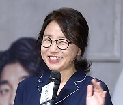 김은숙 작가·화앤담픽쳐스 대표, 학대 아동 지원 위해 1억 기부
