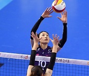 [MD포토] 김연경 '일단 두손으로 넘길게'