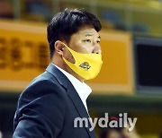 [MD포토] 안덕수 감독 '진지한 표정'