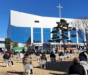 부산 세계로교회 "예배는 헌법상 기본권" 폐쇄명령 반발, 잔디밭 예배 진행