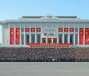 열병식 마친 김정은, 호위·공안부문 장병들과 기념사진