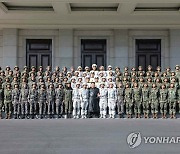 김정은, 열병식 참가자들과 기념사진
