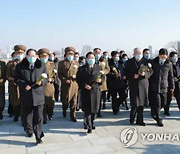 북한 최고인민회의 대의원들, 만수대 동상에 헌화