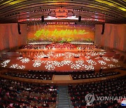 북한 8차 당대회 참가자 공연 관람