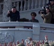 김정은, 열병식 참가자들을 향해 '주먹 불끈'