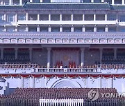 김정은, 열병식 참가자들과 김일성광장서 기념사진