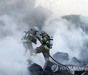 연기 자욱한 울산 공장 화재 현장