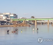 강추위에 꽁꽁 언 강릉 남대천