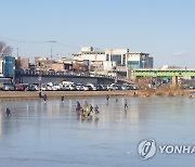 강추위 얼어붙은 강릉 남대천