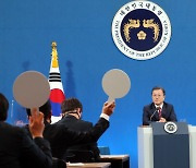 [속보]文대통령 "2017년 전쟁 먹구름..평화 위협받던 상황"