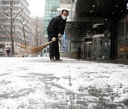 [포토]'얼어 붙을라' 눈 치우는 건물 관리인들