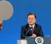 [文신년회견]文대통령, 입양 문제 대책으로 "아이 바꾸는 조치" 발언 논란