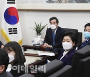[포토]'대통령 신년 기자회견 시청하는 민주당 지도부'